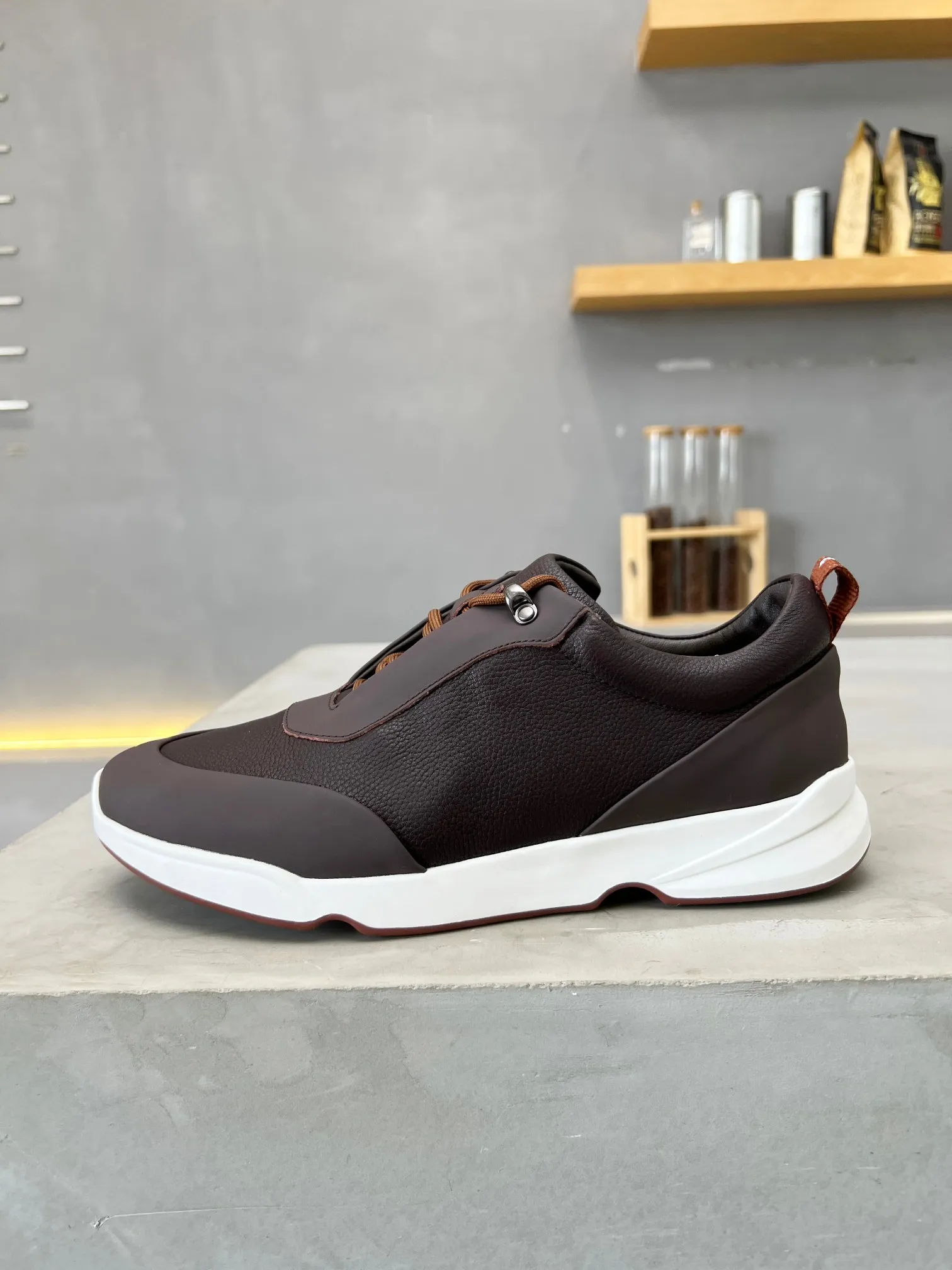 Men's shoes 💰660 🧚‍♂️Loro Piana*👉Top genuine grade👉Buy the original 1:1 copy💯💯💯 Founded the existing Loro Piana company on April 24, 1924. It is now the sixth generation of family business, providing top-quality products to customers who are discerning about taste and quality. ❤️ Imported silk calfskin and South Korean natural cowhide. The interior is made of imported A-grade water-dyed cowhide. 💯💯💯 Original molded base. 💯Authentic packaging code number: 39-46